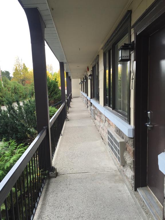 Motel Capri Et Suites Repentigny Exterior photo