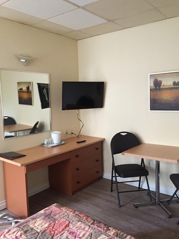 Motel Capri Et Suites Repentigny Room photo