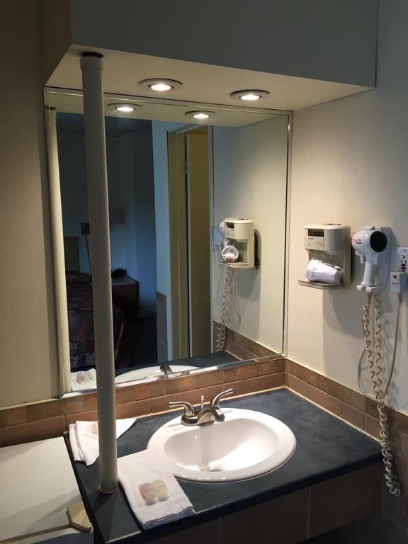 Motel Capri Et Suites Repentigny Room photo