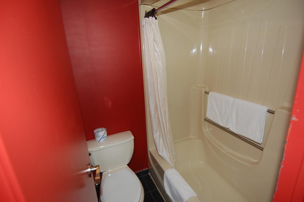 Motel Capri Et Suites Repentigny Exterior photo
