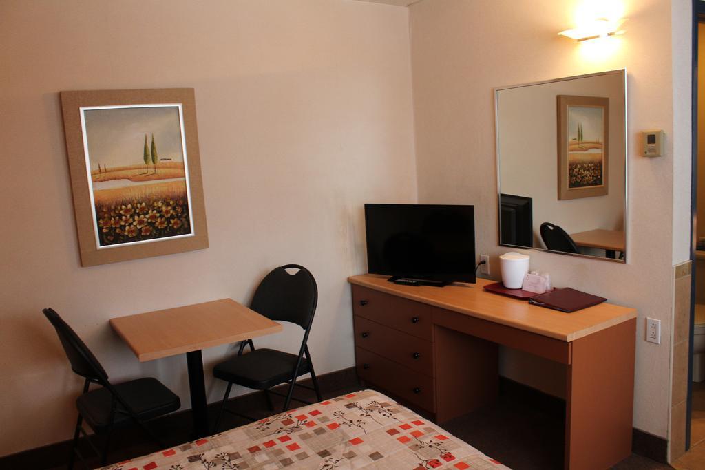 Motel Capri Et Suites Repentigny Exterior photo