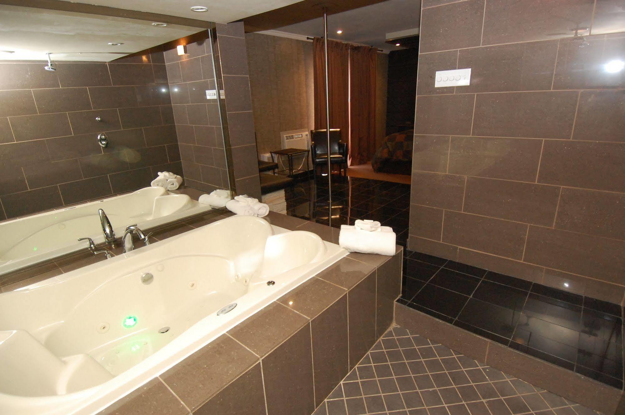 Motel Capri Et Suites Repentigny Exterior photo